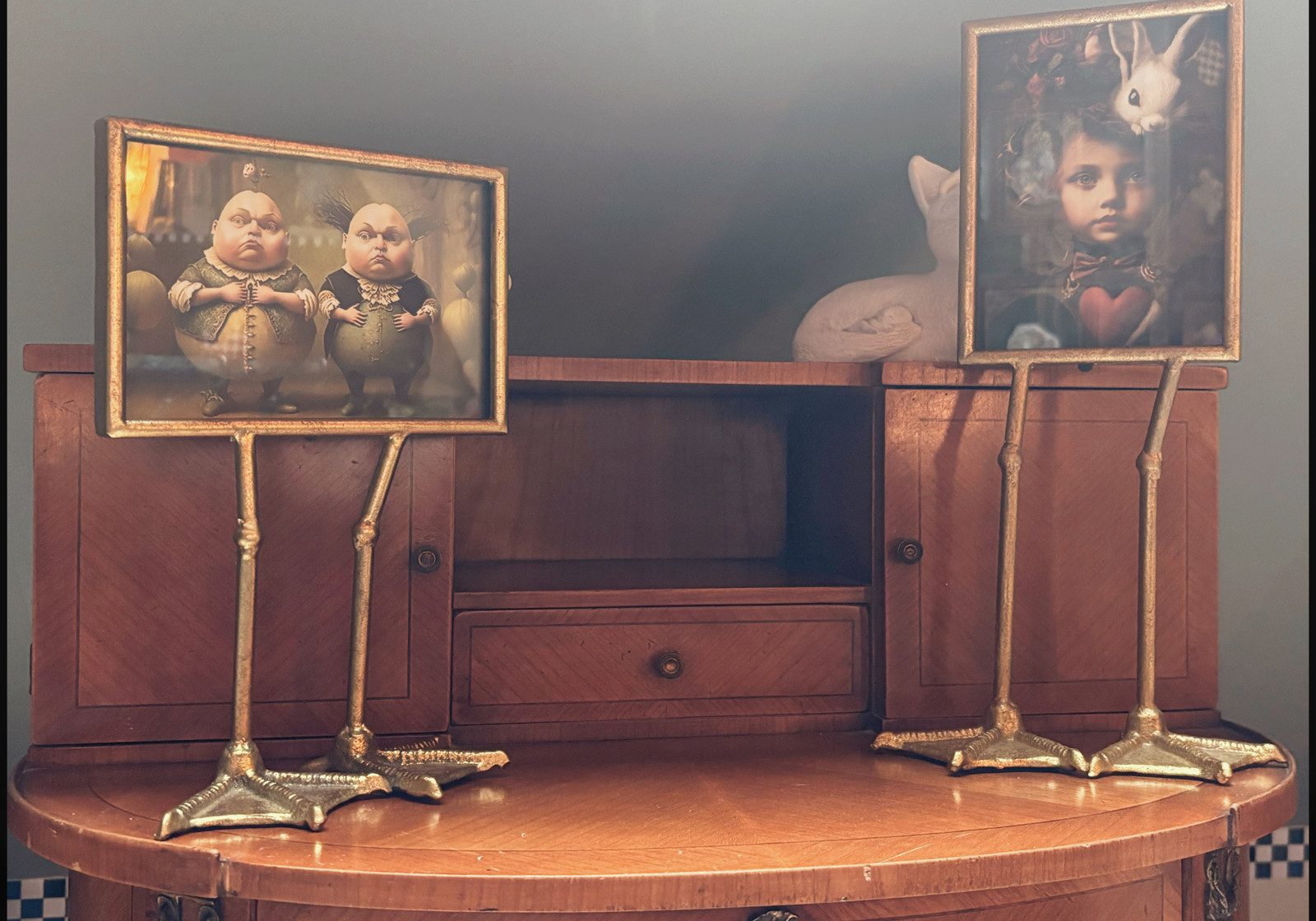 Salon avec guéridon en bois et chandeliers anciens en laiton, ambiance mystérieuse — chambre d'hôte Wonderland21 près de Disneyland Paris