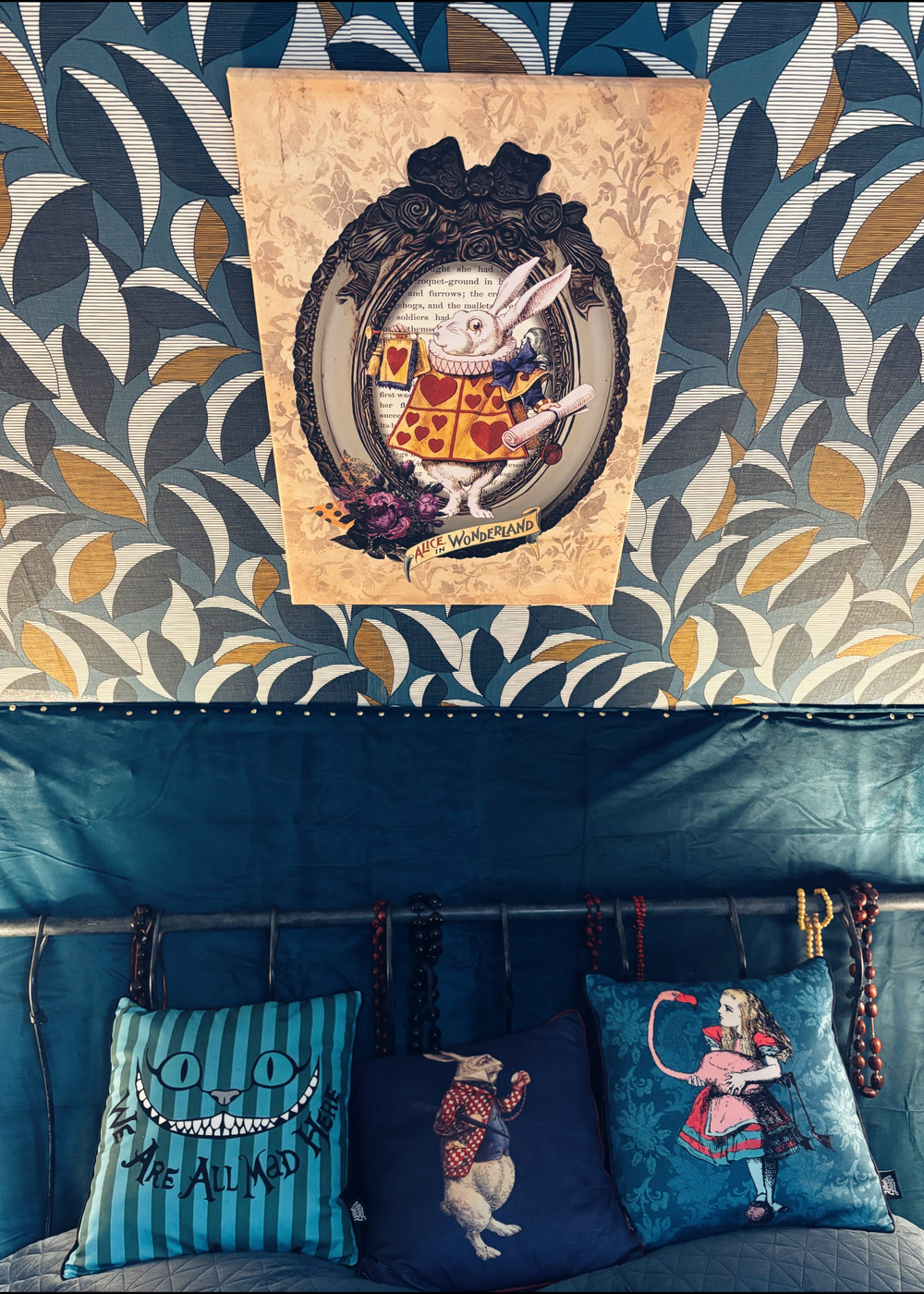 Tableau Tweedledee et Tweedledum encadré d'or sur mur bleu nuit Wonderland21