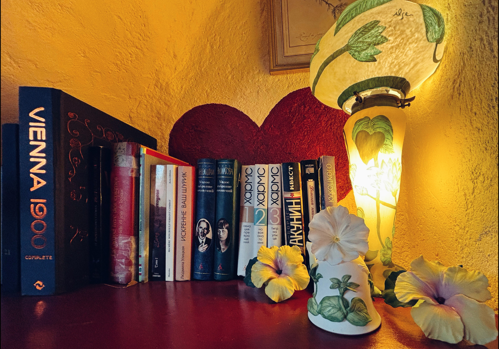 Commode Alice peinte à la main avec tiroirs illustrés et damier noir et blanc — chambre d'hôte Wonderland21 près de Disneyland Paris