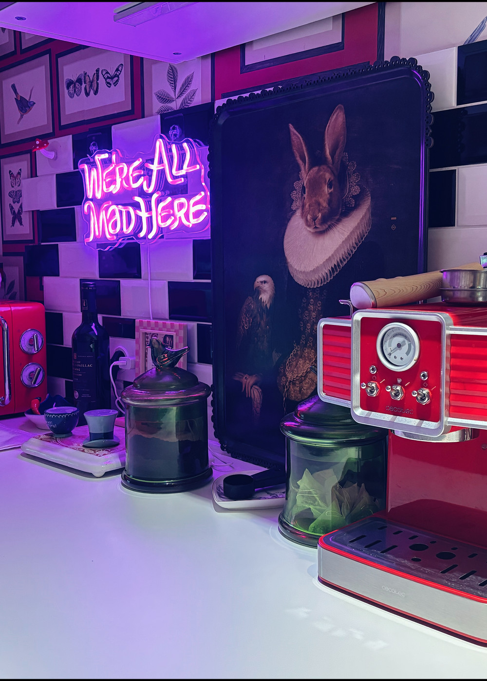 Service à thé fantaisiste sur étagère avec tasses dépareillées, Tea Party Alice — chambre d'hôte Wonderland21 près de Disneyland Paris