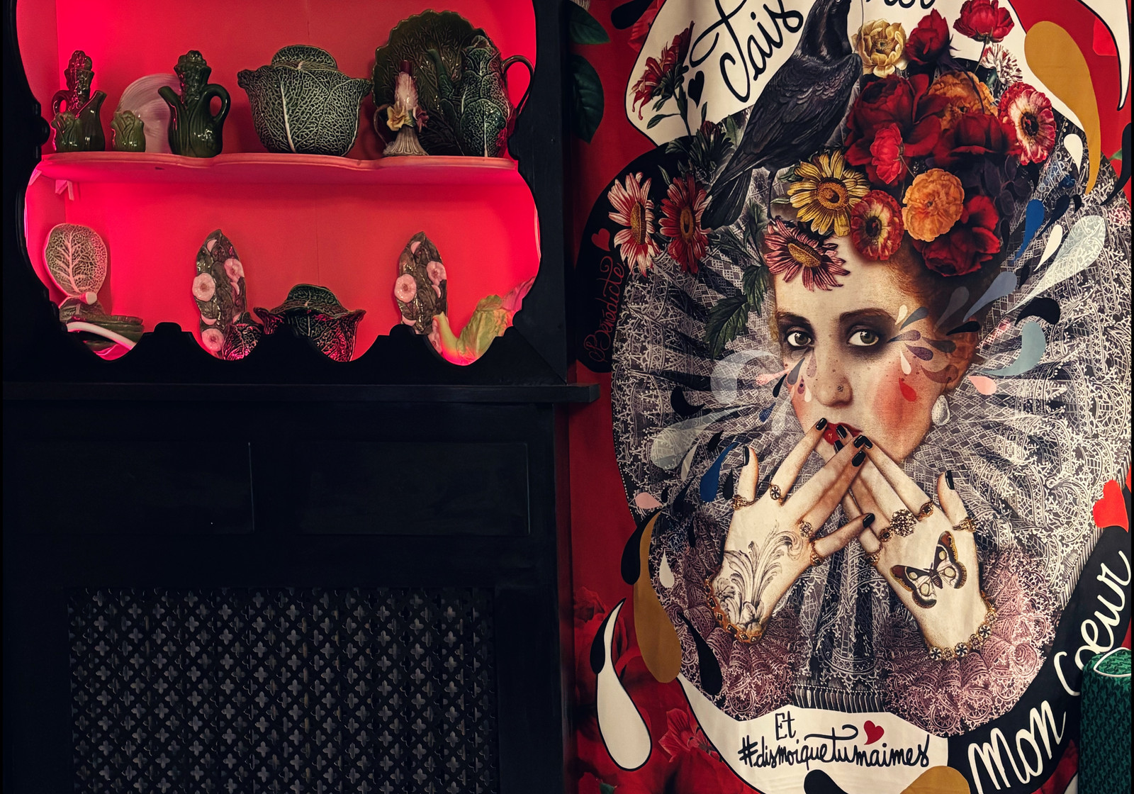 Porte miniature violette avec heurtoir doré, passage secret Alice — chambre d'hôte Wonderland21 près de Disneyland Paris