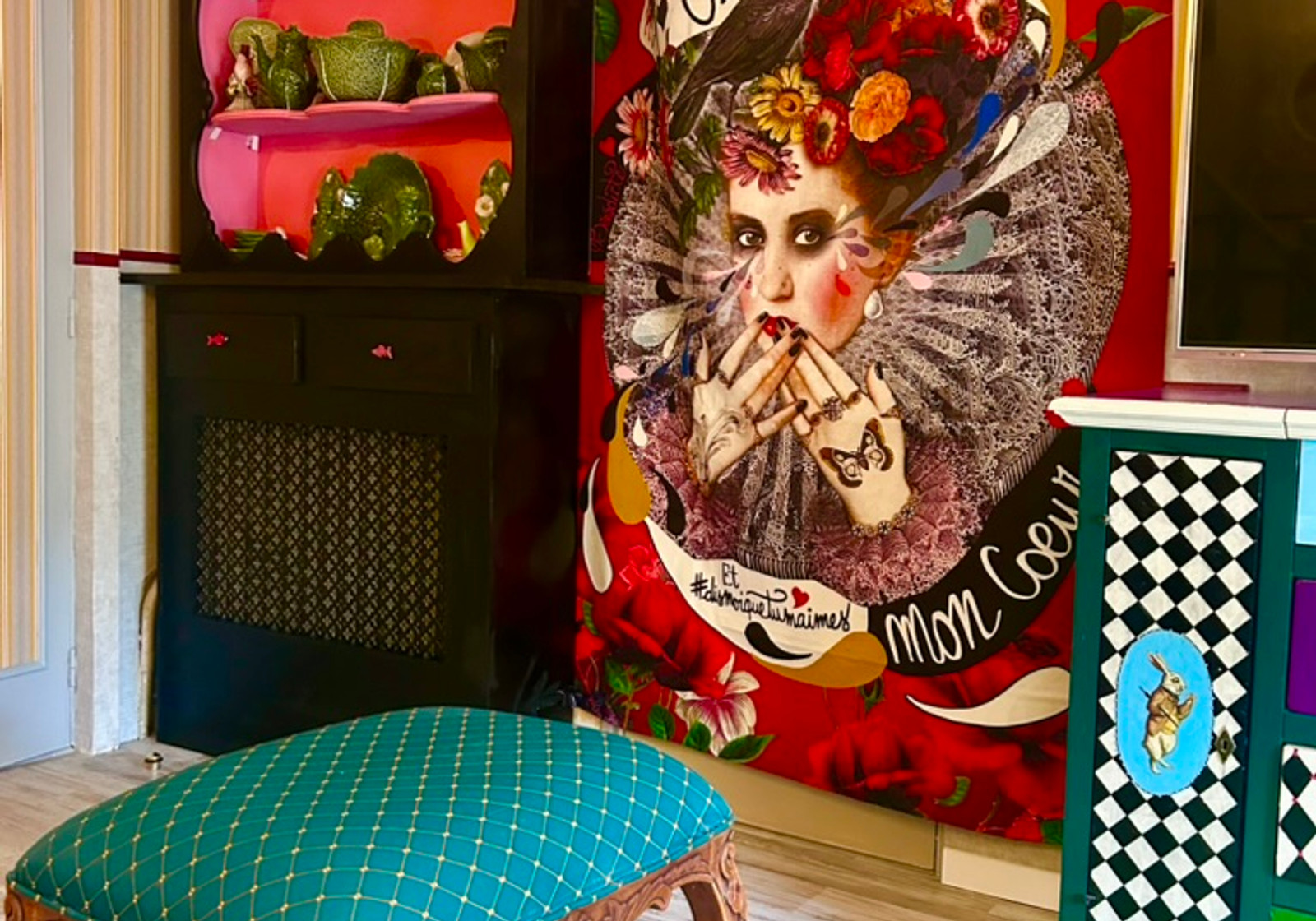 Chambre romantique avec tête de lit sculptée et literie haut de gamme — chambre d'hôte Wonderland21 près de Disneyland Paris