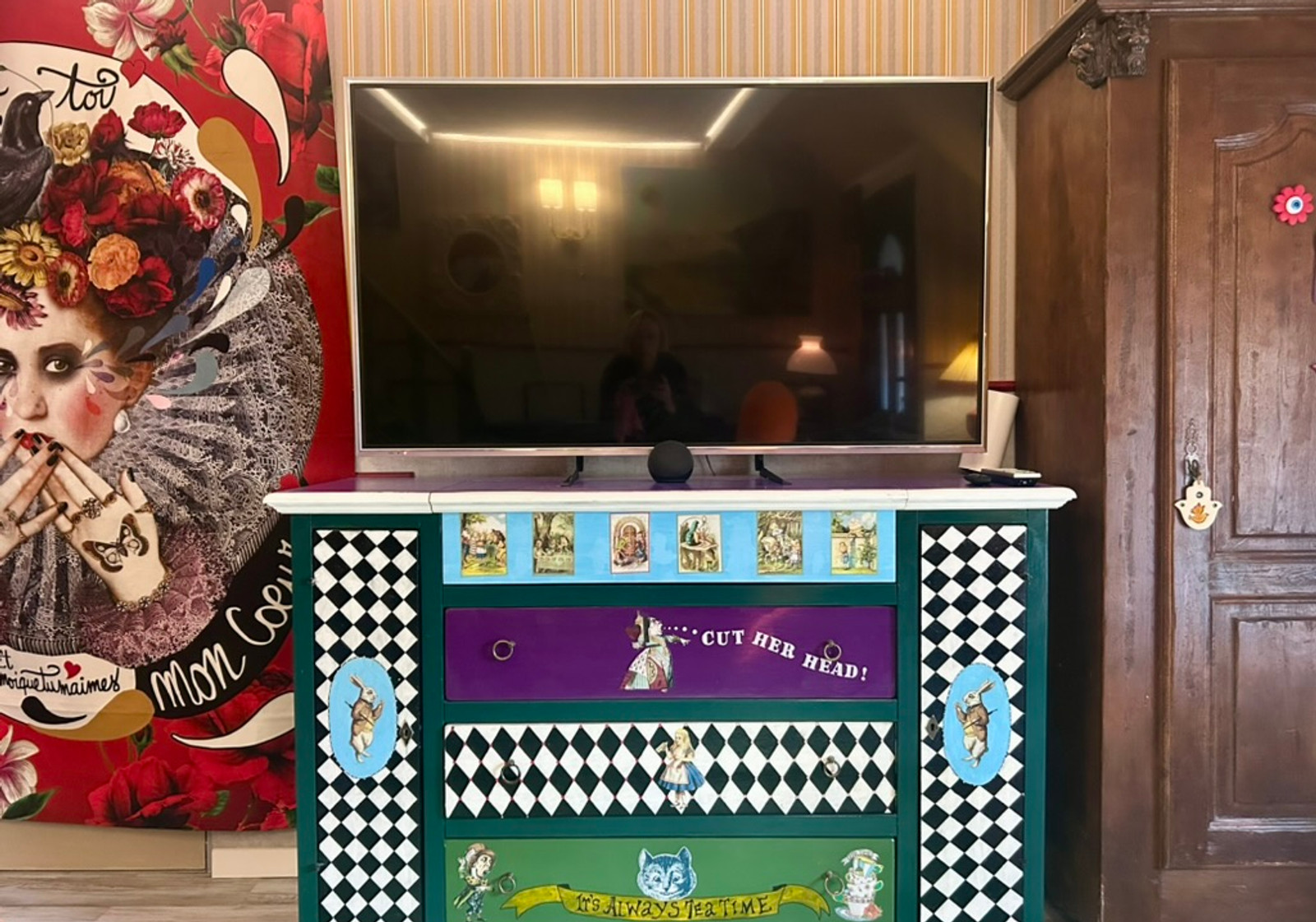 Détail mural peint avec Chat du Cheshire et citations Alice au Pays des Merveilles — chambre d'hôte Wonderland21 près de Disneyland Paris