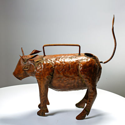 Vache décorative en cuir et métal patiné, objet artisanal vintage, chambre d'hôte Wonderland21 près de Disneyland Paris