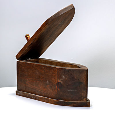 Coffret ancien en bois patiné avec couvercle à charnière, chambre d'hôte Wonderland21 près de Disneyland Paris