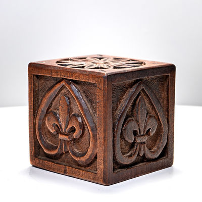 Boîte en bois sculpté à motifs de fleurs de lys, artisanat médiéval, chambre d'hôte Wonderland21 près de Disneyland Paris