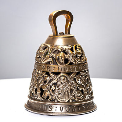 Cloche de table en laiton ouvragé avec scènes religieuses en relief, chambre d'hôte Wonderland21 près de Disneyland Paris