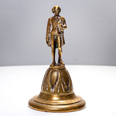 Clochette en laiton doré surmontée d'un personnage, objet de collection, chambre d'hôte Wonderland21 près de Disneyland Paris