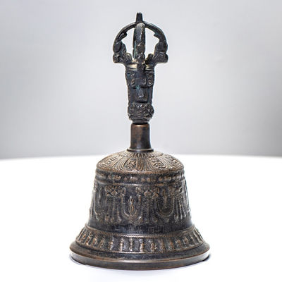 Grande cloche de temple en bronze ancien avec patine verte et motifs gravés, chambre d'hôte Wonderland21 près de Disneyland Paris